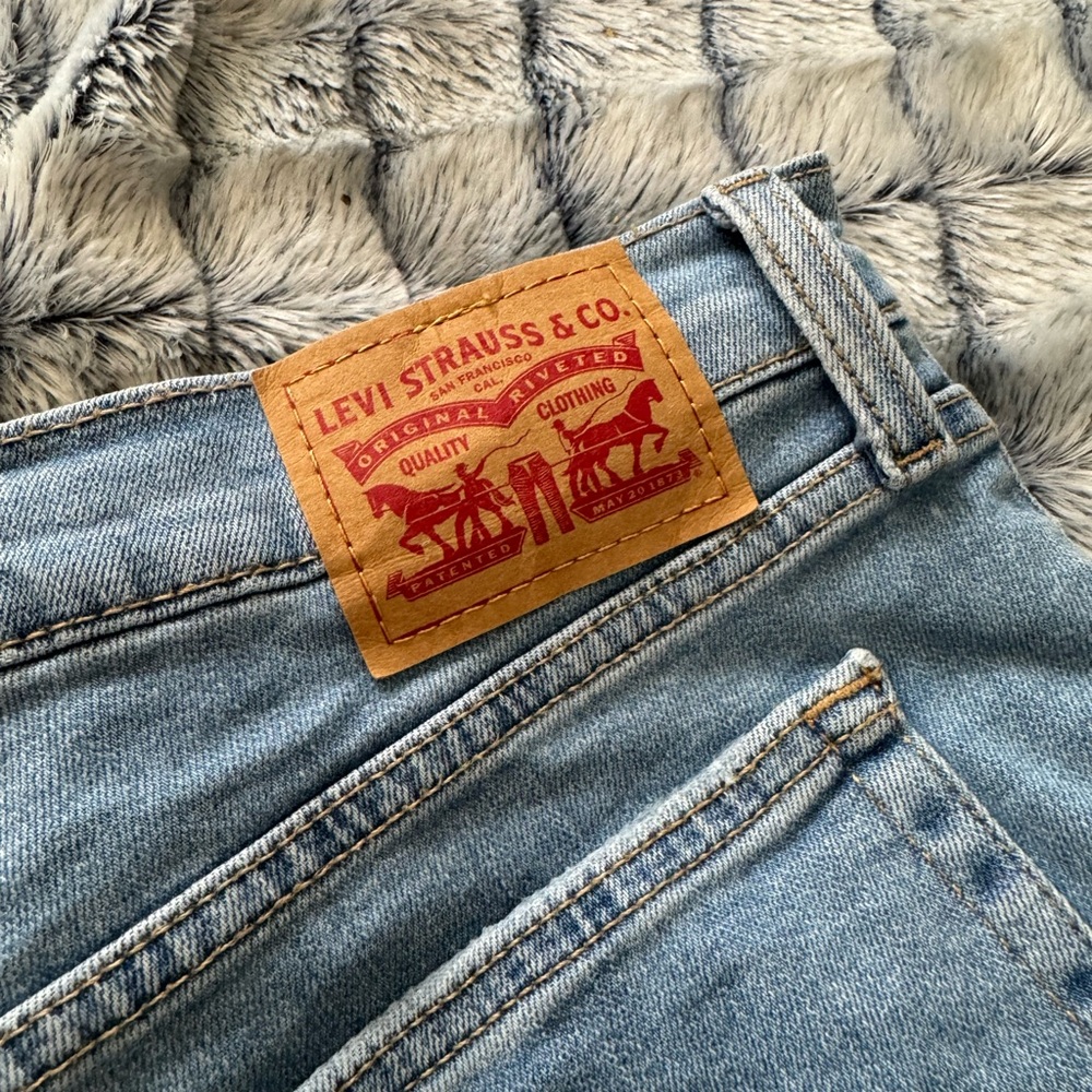 Levi’s High Rise Shorts - Size 33